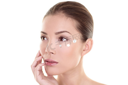 眼霜面部护肤女人把眼袋皱纹护理抗衰老治疗。
