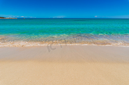 沙滩上柔软的蓝色海浪