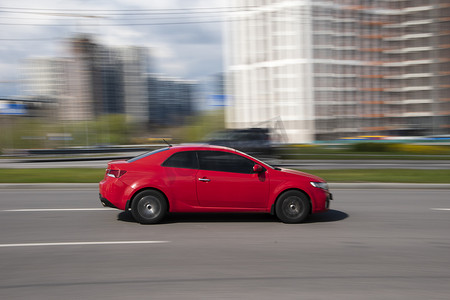 2021摄影照片_乌克兰，基辅- 2021年4月26日：红色起亚赛拉图汽车在街上行驶。