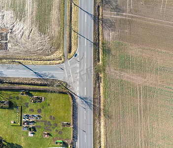 左侧摄影照片_德国一条乡村公路左侧转弯处的鸟瞰图。