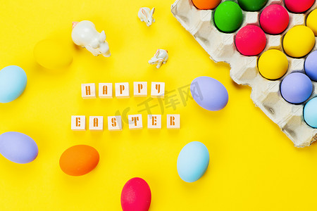 友谊装饰摄影照片_复活节小兔子，黄色背景上装饰着彩蛋