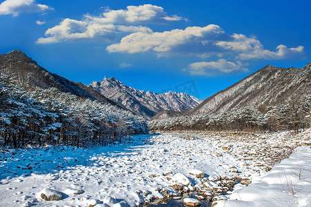 韩国冬天的雪岳山被白雪覆盖。