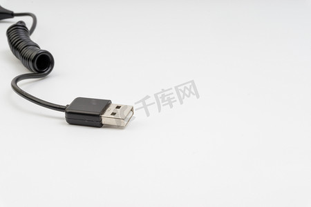 通用充电器头或 USB 电缆隔离在白色背景上