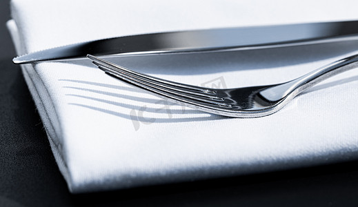 户外豪华餐厅餐桌上配有白色餐巾的叉子和刀、婚礼或活动的精美餐饮菜单以及餐饮服务理念