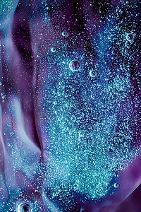 抽象紫色液体背景、油漆飞溅、漩涡图案和水滴、美容凝胶和化妆品质感、当代魔法艺术和科学作为豪华平面设计
