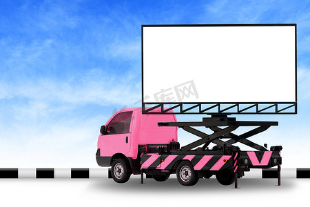 城市led广告摄影照片_汽车粉色卡车 LED 面板上的广告牌空白，用于在背景天空、大横幅和广告牌路边隔离的标志广告，用于大型广告