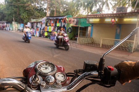 在印度驾驶摩托车