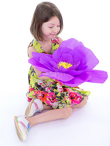 有一朵巨大的花的迷人的小女孩。