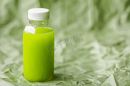 环保食品摄影照片_环保可回收塑料瓶和包装中的新鲜绿色果汁、健康饮料和食品
