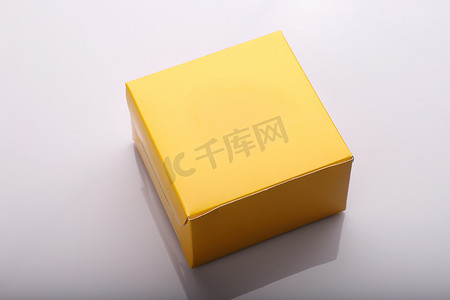 纸盒盒样机摄影照片_食品-汉堡或产品包装莫的黄色空白纸盒