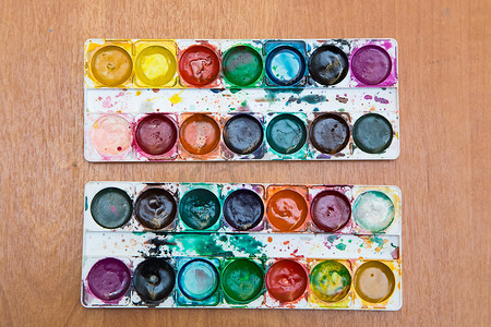染料图摄影照片_用于绘画的两套多彩多姿的水彩颜料。