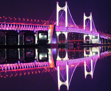 广安桥摄影照片_广安大桥和海云台在晚上在釜山，韩国
