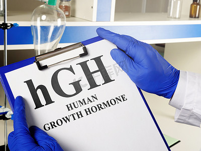 甲状旁腺摄影照片_医生显示 hGH 人类生长激素标志。