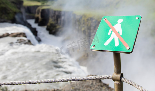 这里禁止行走 - 冰岛 - 后面的猛烈瀑布
