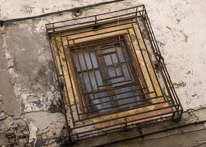 带生锈和破旧安全格栅的古老窗户 — 荷兰语 ti