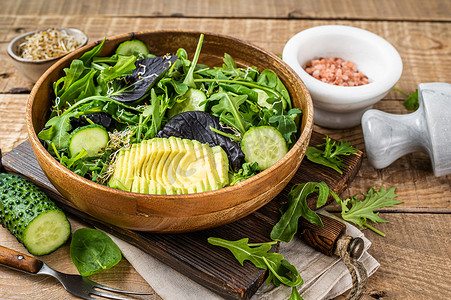 绿色素食沙拉配绿叶混合、鳄梨和蔬菜。