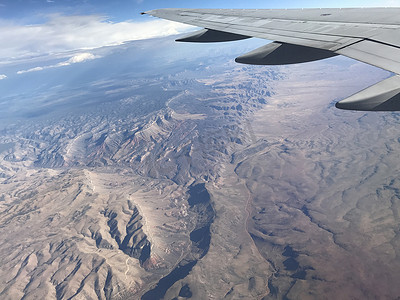 美国西部波纹纹理飞机机翼的窗口视图