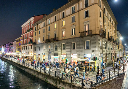 米兰-2015 年 9 月 25 日：游客在晚上享受 Navigli。