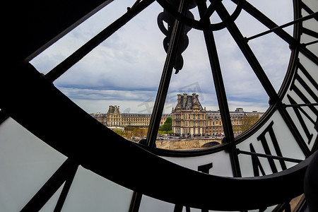 巴黎/法国 — 2019年4月5日：巴黎城市景观，通过奥赛博物馆著名时钟欣赏天际线景观