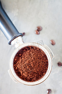 研磨摄影照片_咖啡粉与咖啡豆一起研磨