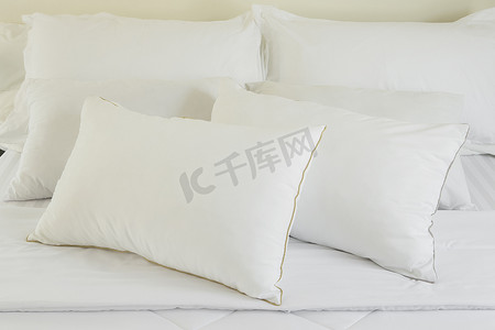 舒适柔软舒适摄影照片_床上的白色枕头 床上舒适柔软的枕头