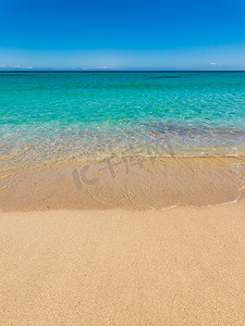 在沙滩的绿松石蓝色海水波浪有晴朗的蓝天背景