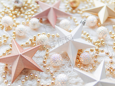 白色针织背景上的圣诞节和新年星星装饰。