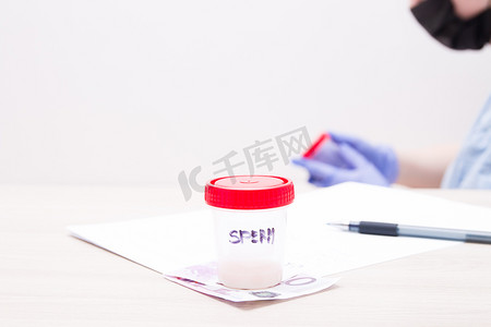 带有精液和精液铭文的测试案例出现在一张 500 欧元的钞票、文件和签字笔上。