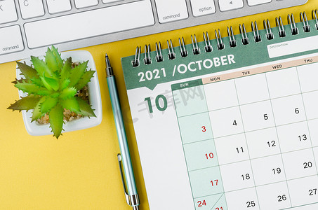 2021 年 10 月台历和带键盘电脑的日记。