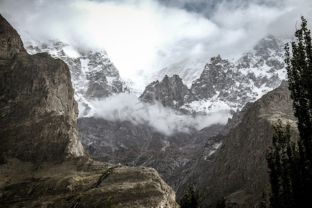 喀喇昆仑山脉白雪覆盖的 Ultar Sar 山，云彩