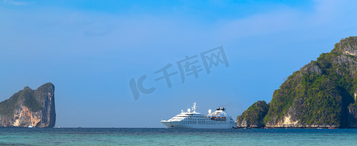 大海旅行摄影照片_客运大型邮轮 远洋邮轮 热带度假胜地