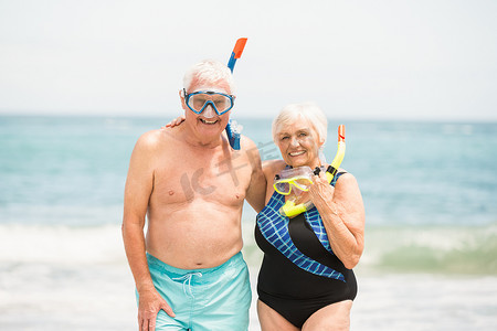 戴着通气管和潜水镜的年长夫妇
