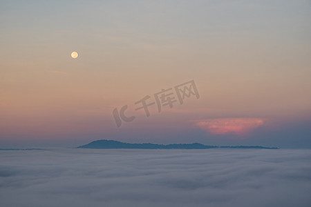 夕阳落下摄影照片_满月落下，晨雾缭绕。