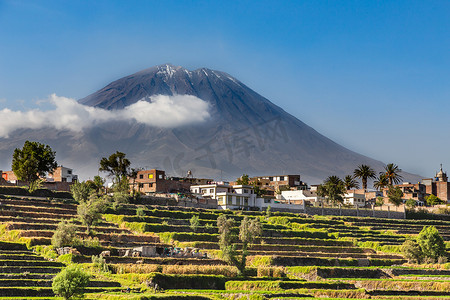 秘鲁城市田野和房屋上空的休眠米斯蒂火山