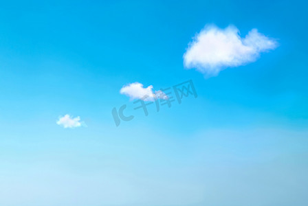 朵云摄影照片_三朵云