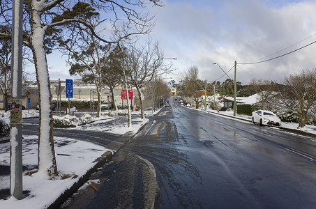 冬天的卡通树摄影照片_澳大利亚蓝山卡通巴的雪街景象