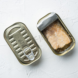 阿拉斯加三文鱼摄影照片_三文鱼罐头，鱼蜜饯，锡罐，白色背景，顶视图平铺，方形