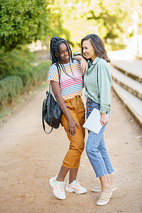 两个多民族女孩穿着五颜六色的休闲服合影