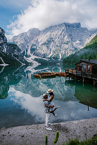 Braies Lake Lago di Braies浪漫之地的美丽风景，在高山湖、阿尔卑斯山、多洛米蒂山、意大利、欧洲设有木桥和船只