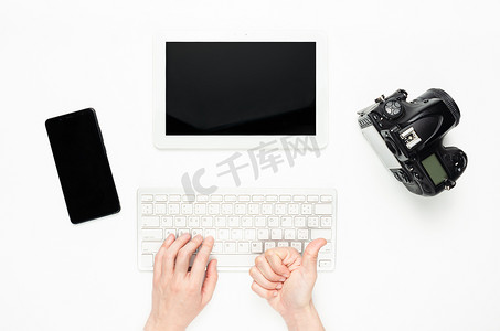 回馈老用户摄影照片_妇女的手使用键盘和竖起大拇指。