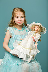 可爱的小女孩在玩洋娃娃。
