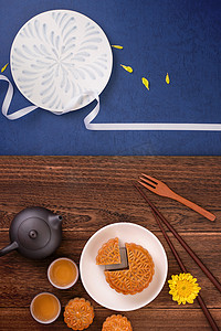 创意月饼月饼设计灵感，在中秋节享受月亮，在木桌概念、顶视图、平躺上享用糕点和茶