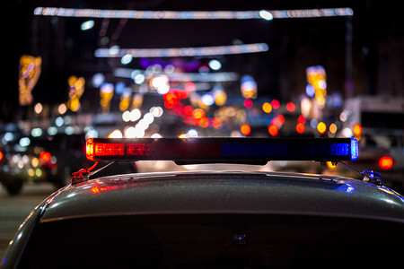 闪现摄影照片_城市夜间警车灯有选择性聚焦和散景
