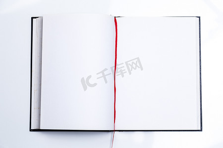 微信红包封面摄影照片_与红丝带的空白本打开的书