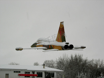 下雪天飞行的战机