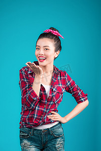 微笑可爱的亚洲女人穿着蓝色的海报风格连衣裙。