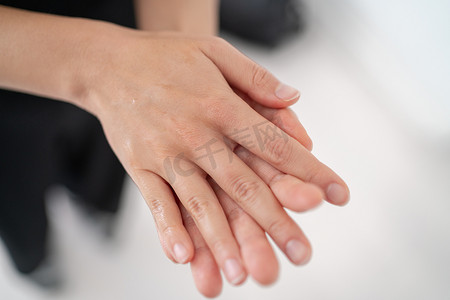 手部清洁摄影照片_洗手液冠状病毒 COVID-19 预防酒精凝胶擦，用于预防手部卫生。