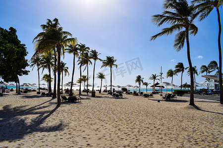 浪漫的布库提和塔拉度假村位于阿鲁巴岛东侧的鹰海滩，拥有棕榈树、白色沙滩伞、几朵云朵和美丽的白色沙滩，可欣赏到令人惊叹的景色