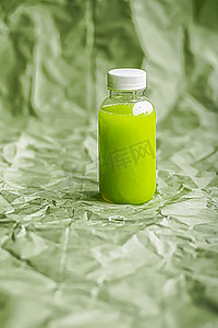 可回收摄影照片_环保可回收塑料瓶和包装中的新鲜绿色果汁、健康饮料和食品