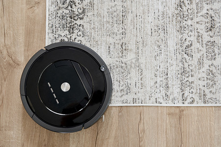 舒适的现代客厅地板上的机器人真空吸尘器